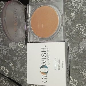 GLOWISH by Hudabeauty tan billable pressed powder New